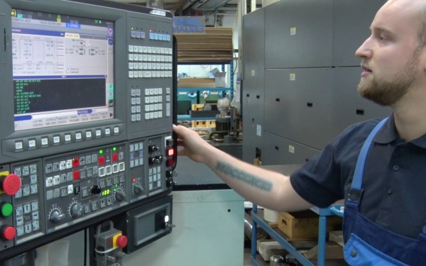 LILLICH Mitarbeiter bedient modernste Produktionsanlage zur Fertigung von Präzisionsteilen 